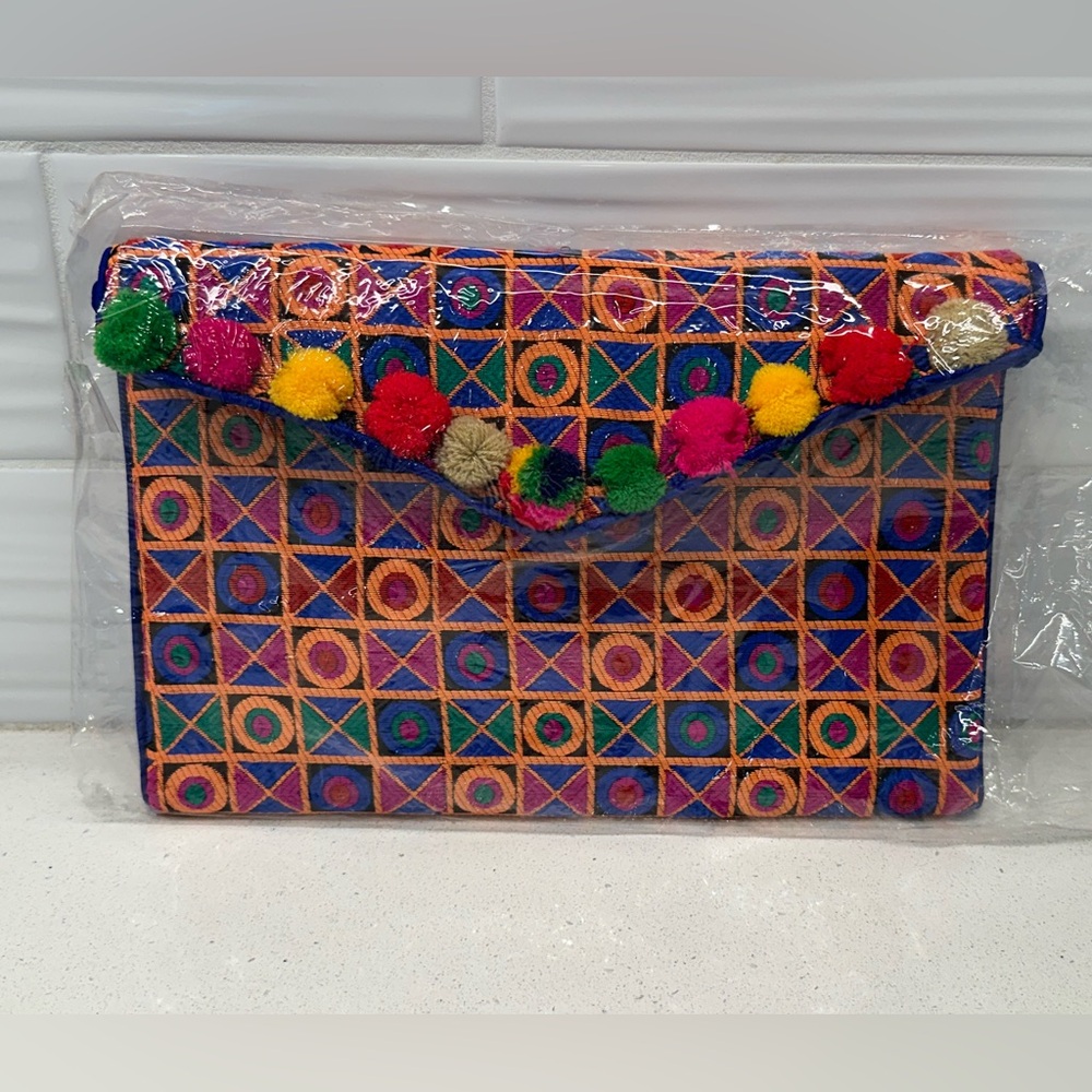 Brand New Without Tags Women’s Embroidered Clutch Purse